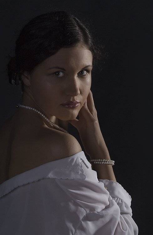 девушка, в, белой, блузке, и, жемчужных, бусах, smie