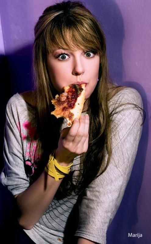 когда пред тобой лежит вкусная булочка) о том что не стоит есть на ночь* фото превью