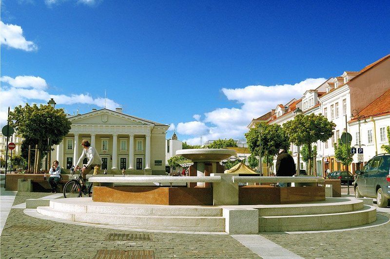 вильнюс, будни, ратуша, фонтан, утро будни маленькой столицы фото превью