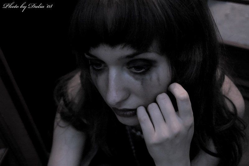 слезы, потекшая тушь, заплаканное лицо  фото превью