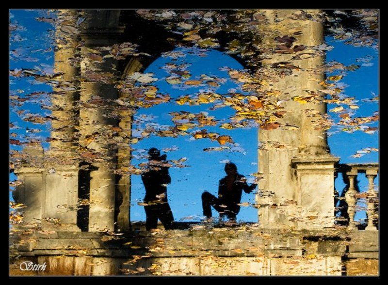 отражения листья осень небо фигуры люди Листья в небе фото превью