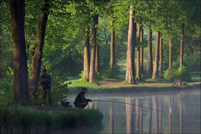 Цветная почти летняя середниковская утренняя снятая телевиком картинка с рыбаками фото превью