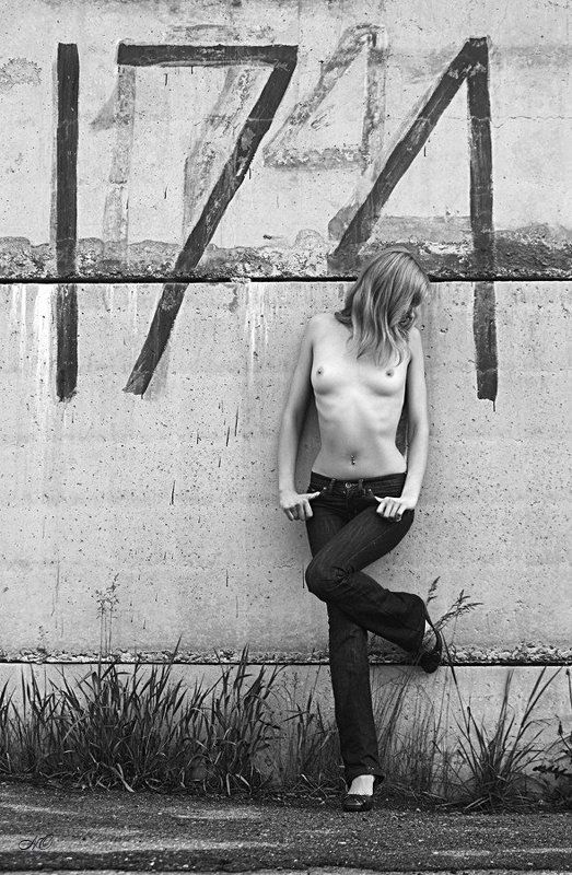 девушка, стена, надпись, 174 174 фото превью