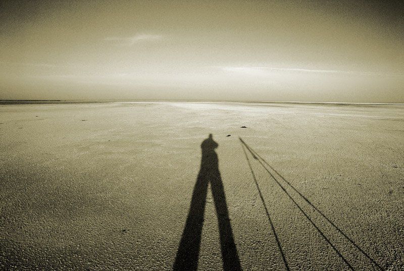 эльтон,пустыня,тени,пейзаж,татаринцев Вдвоем с моим верным штативом фото превью