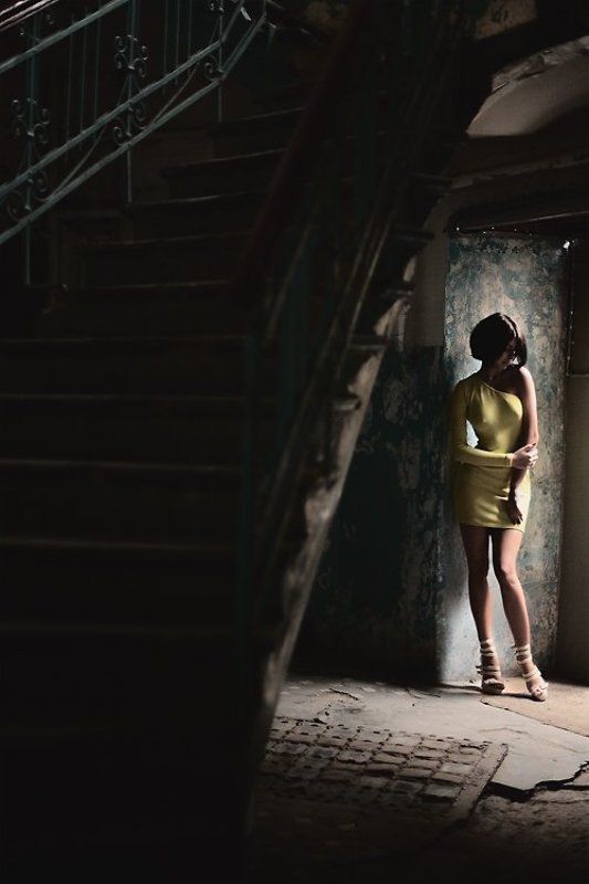 девушка,	 заброшенный дом, заброшка,	 линии,	 фигура, изгибы *** фото превью