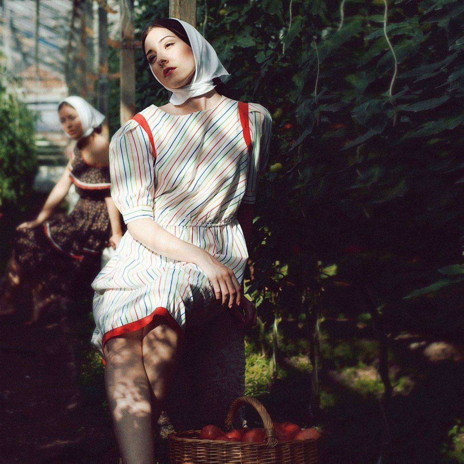 девушки, природа, зелень, тень, помидоры, Lina Kuba