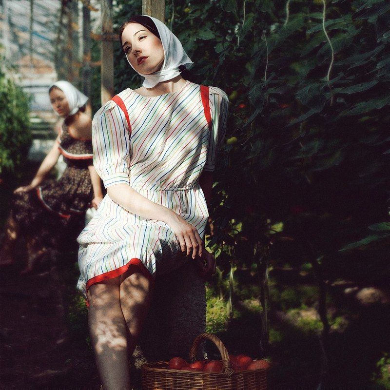 девушки, природа, зелень, тень, помидоры На плантации фото превью