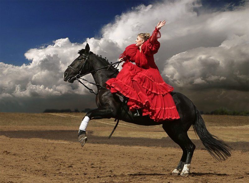 Дама в красном фото превью