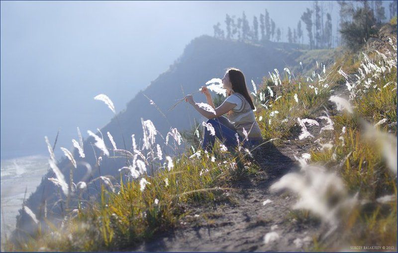 индонезия, ява, вулкан, кальдера, тенгер На краю потухшего кратера фото превью