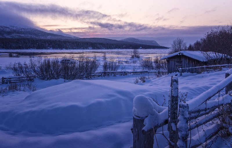 заполярье,снег,лед,блики заката,суровая красота,домики. Колвица на закате. фото превью