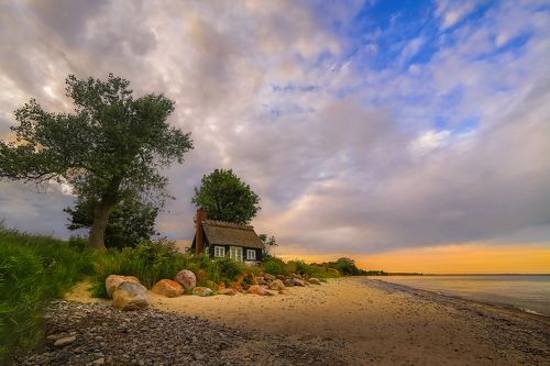 Домик на берегу моря.