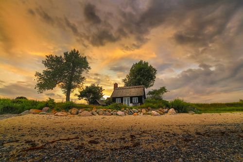 Домик у берега моря.