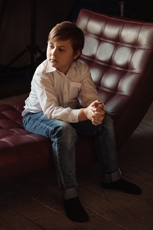 Мальчик, сын, парень, ребенок, коричневый, рубашка, кресло, портрет, рука, лицо, глаза  фото превью