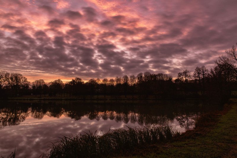 sunlight; watter; landscape; Cloudy sunlight фото превью