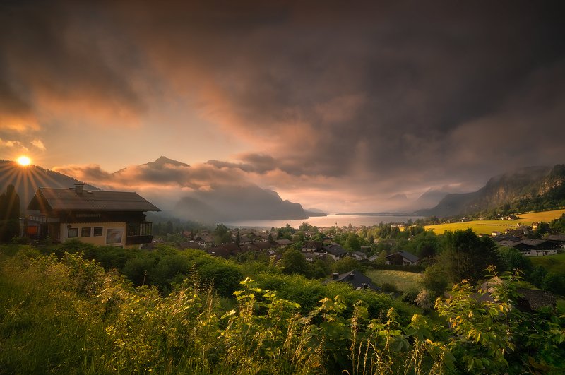 Austria, Bushes, church, Church Tower, Cliffs, Clouds, cloudy, fog, foggy, Grass, Hills, lake, Lake Wolfgang, morning, Morning Mist, Morning Mood, Mountain Range, mountains, outdoors, Salzburg, Salzkammergut, St. Gilgen, Sun, Sun beams, Sun lit, Sun rays, St. Gilgen am Wolfgangsee, Austria фото превью