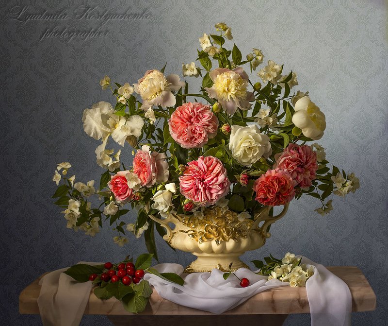 натюрморт с пионами.розами.жасмином.ирисами,лето.весна,букет,цветы,художественное фото,искусство.  фото превью