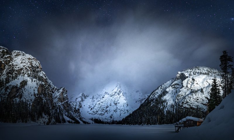 Lake Braies  is a winter night.. фото превью