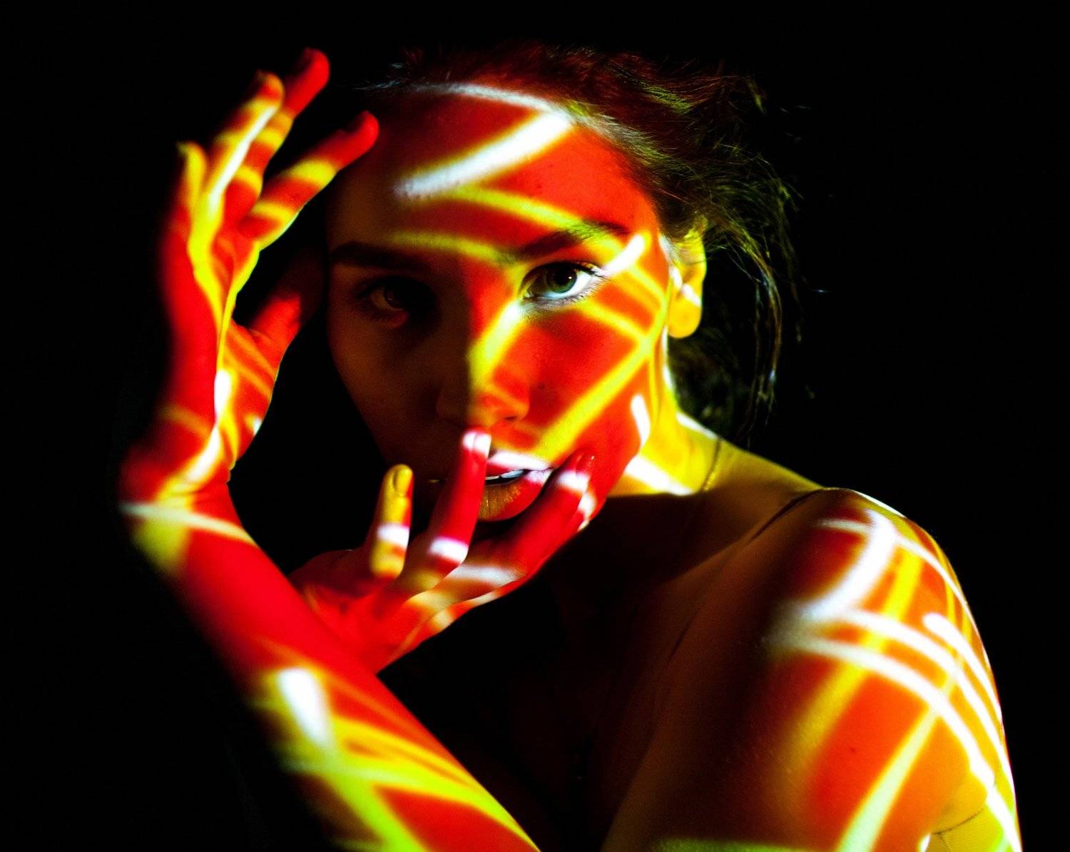 light, orange, yellow, color, model, girl, beautiful, art, look, figure, unusual, interesting, bright, shoot, projector, Фомина Екатерина