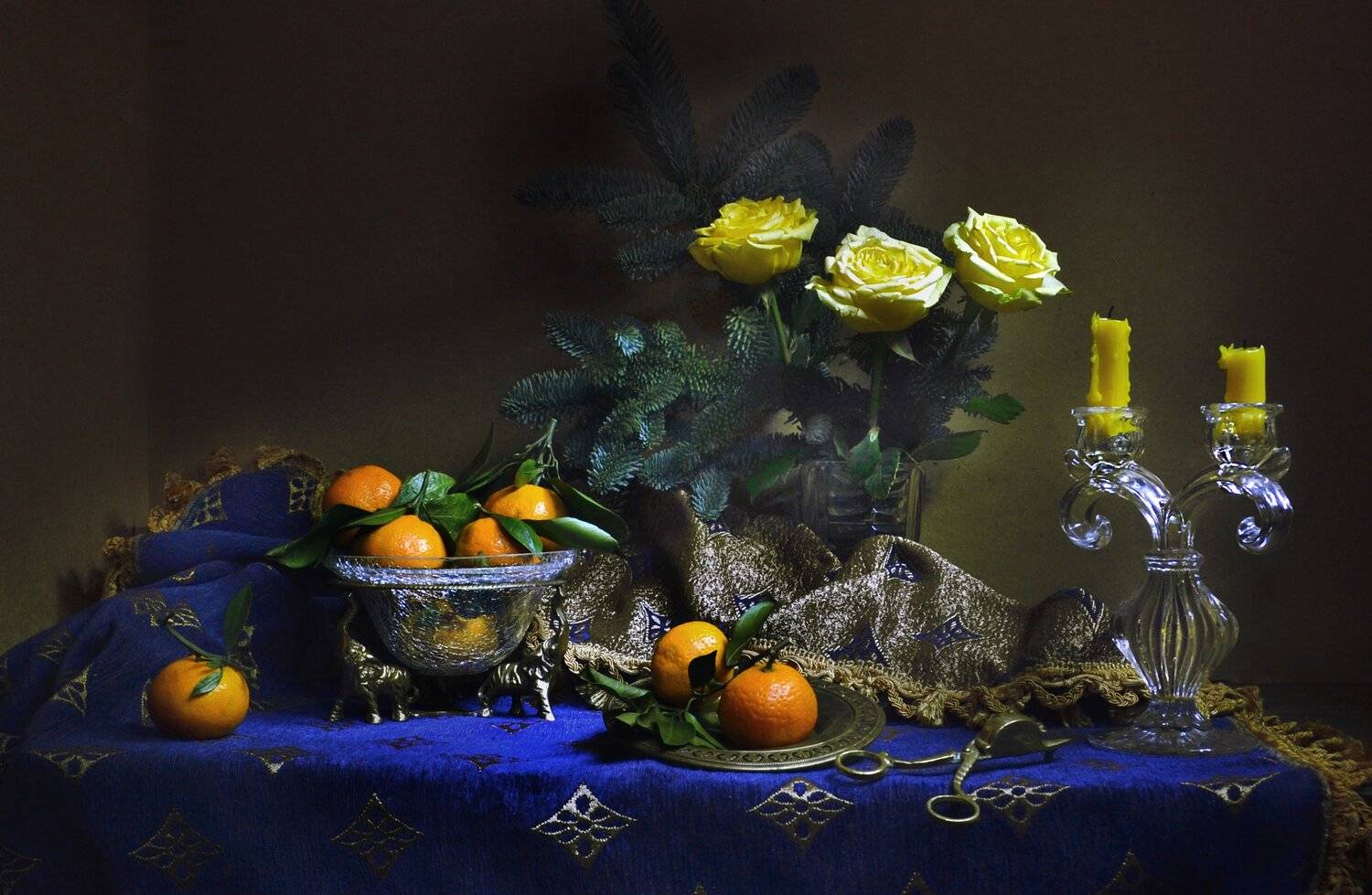 still life,  фото натюрморт,зима, декабрь, мандарины, ёлка, цветы, розы, свечи, подсвечник, настроение, Колова Валентина