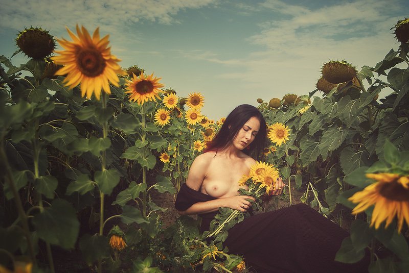 Девушка с подсолнухами фото превью
