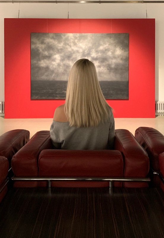 Gray and red фото превью