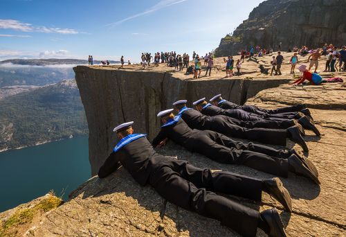 Норвежские моряки у края скалы Прекестулен (Норвегия)