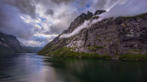Курящая гора. Норвегия. Гейрангер.
