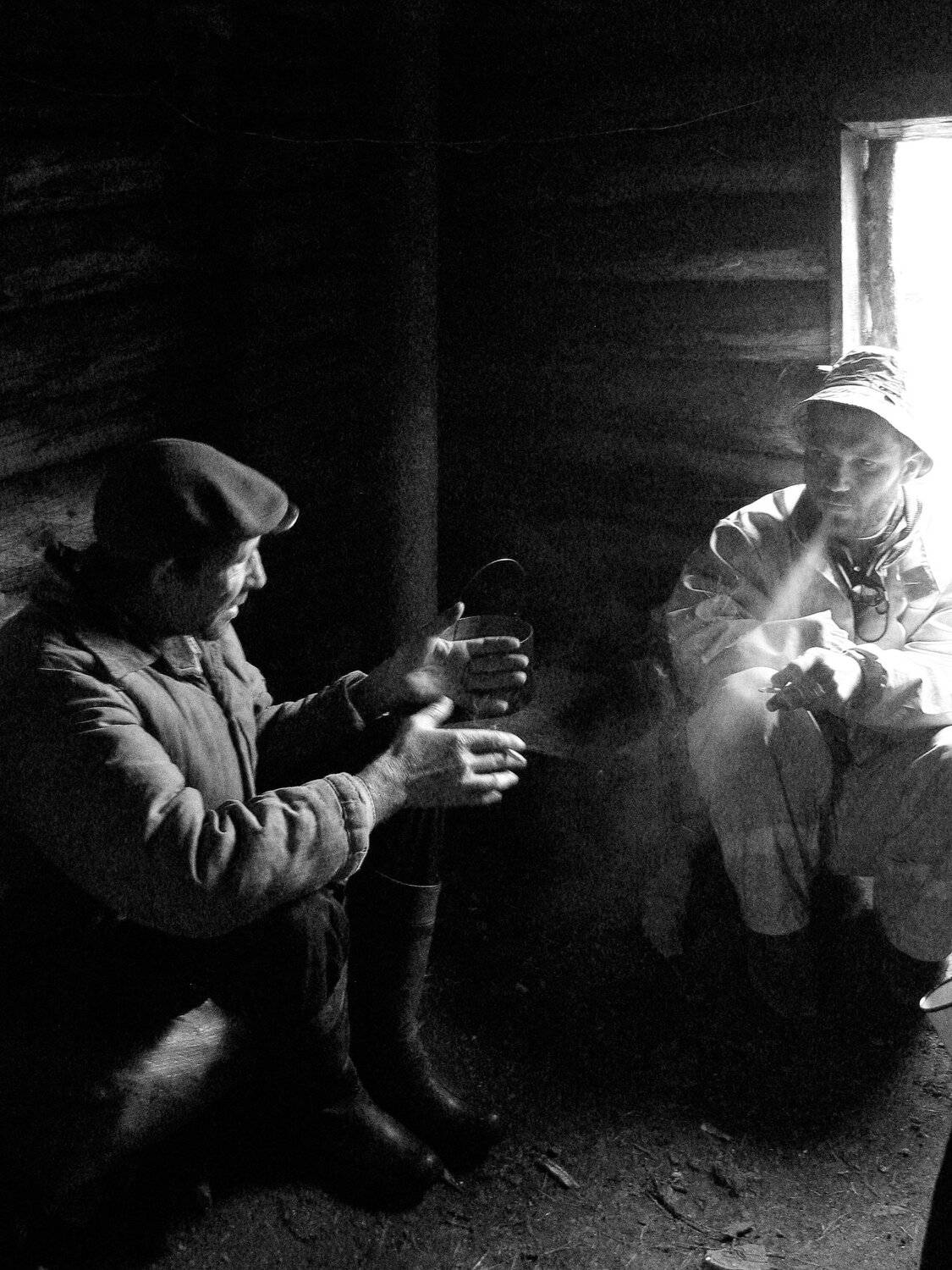 Рыбацкая история, байка, сомнение, размер, жест, мужчины, рыбаки, пустить дым, избушка, Дмитрий Ткаченко