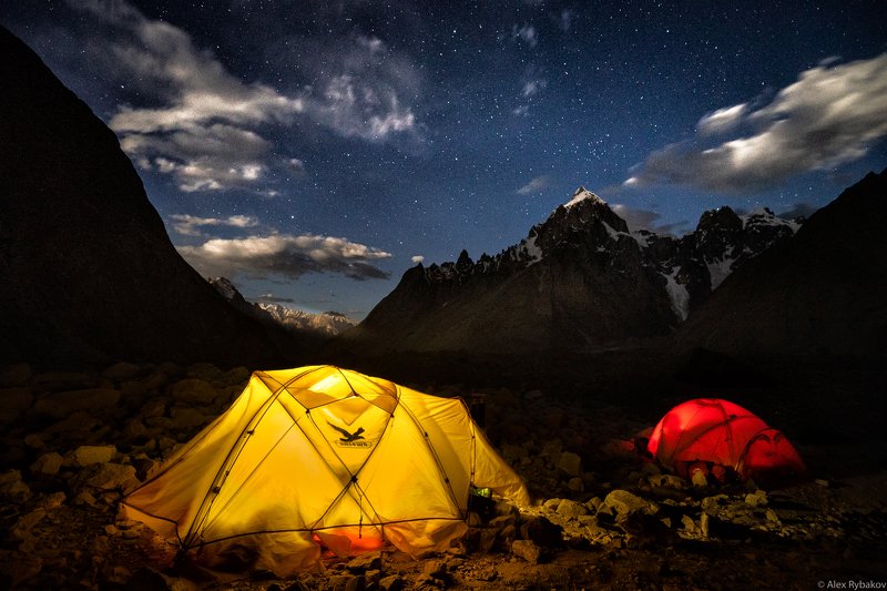 палатка. ночь, горы Ночевка на леднике фото превью