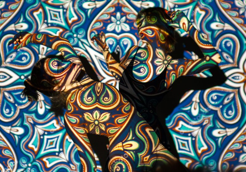 light, orange, yellow, color, model, girl, beautiful, art, look, figure, unusual, interesting, bright, shoot, projector, ethno, twins, two ethno фото превью