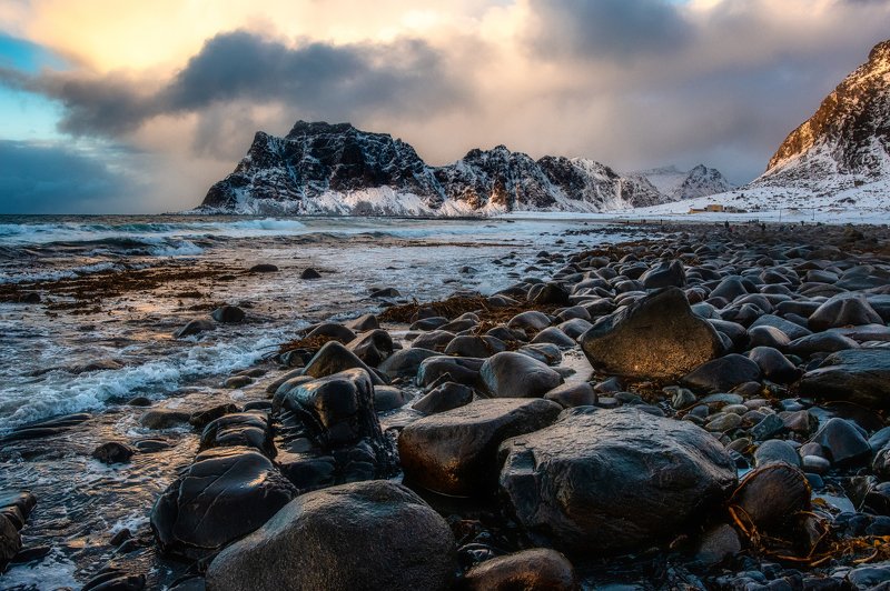 Lofoten, Norway, beach, waves, snow, night, cold, mountains, rocks Uttakleiv beach фото превью