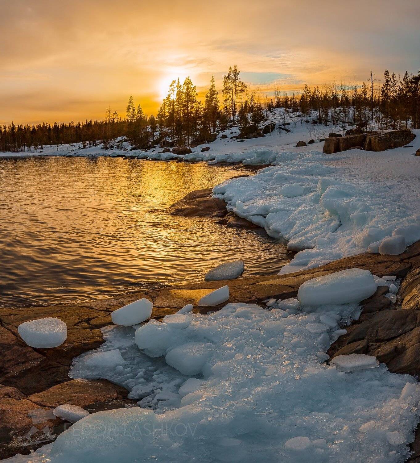 ладожское озеро, карелия, зима, в снегу, закат, облака, снег, зимнее, камни, лёд, льдины, отражение, вода, бухта, залив,, Лашков Фёдор