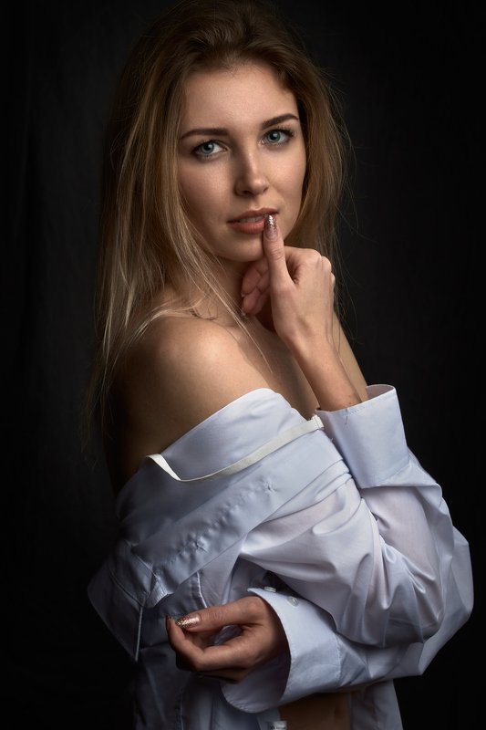 портрет девушка рубашка тёмный фон  Юля фото превью