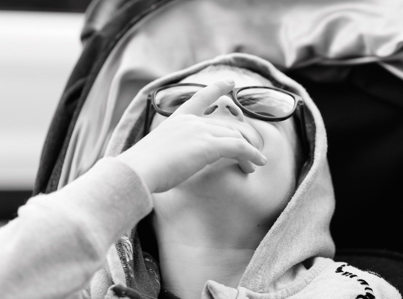 черно-белое, ребенок, мальчик, смех, счастье Когда счастлив от того, что сломал руку и не нужно идти в детский сад фото превью