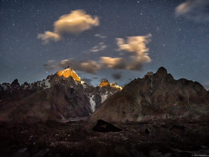 Горы, ночь, луна, небо , звезды, облака, ледник Восход луны над Каракорумом фото превью