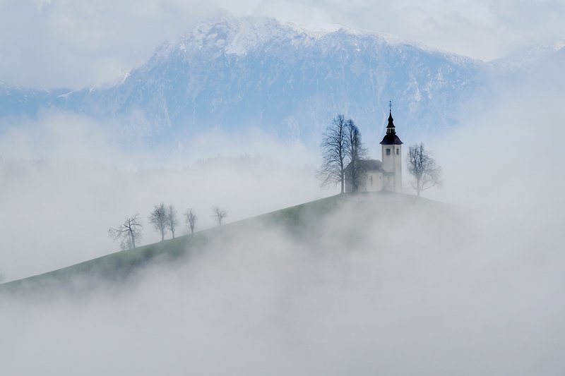 Волшебный мир туманов Словении. Church of st Thomas Slovenia фото превью