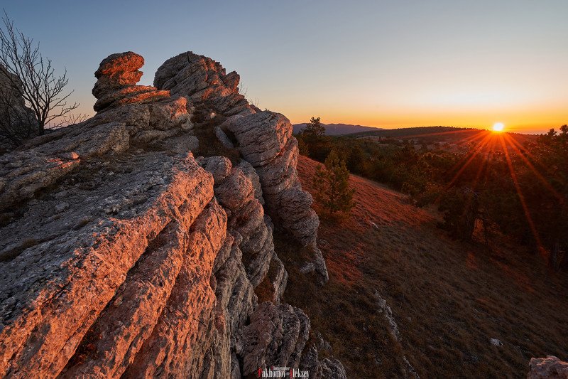 dawn,sungurt, crimea,russia, sun, flare, outdoor, travel, color, nature, landscape, рассвет, крым, сунгурта, россия, пейзаж, цвет, путешествия, природа Dawn on the top of Sungurt фото превью