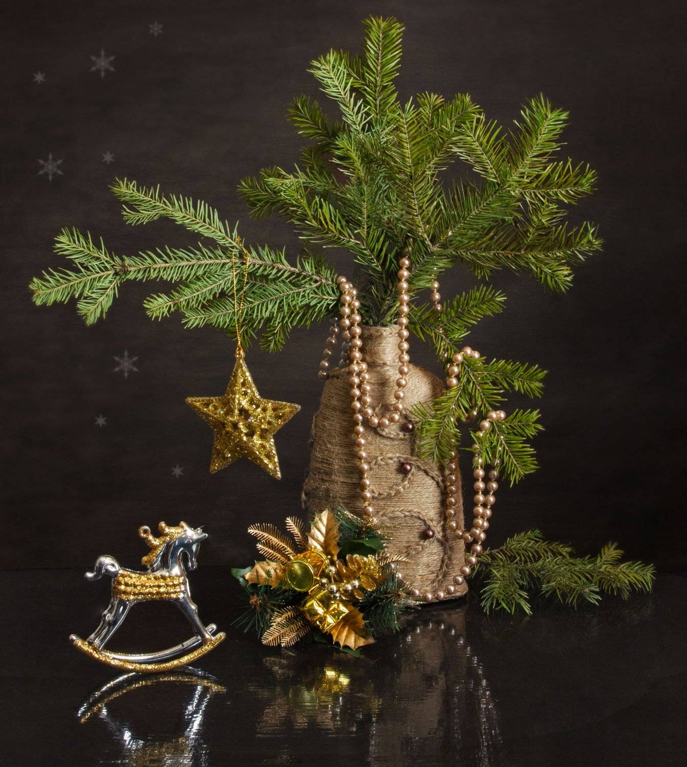 натюрморт, новый год, праздник, ветки ели, украшения, игрушки, бусы, лошадка, звезда, ваза, Вера Лопатина