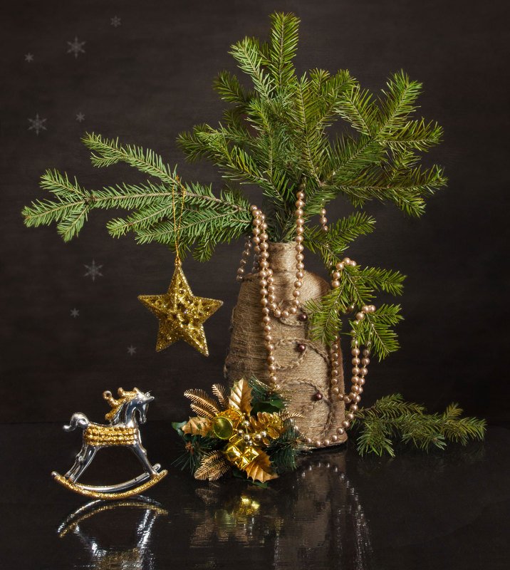 натюрморт, новый год, праздник, ветки ели, украшения, игрушки, бусы, лошадка, звезда, ваза В ожидании Нового года фото превью