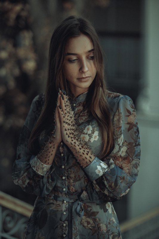 девушка, руки, портрет, шипы, взгляд, girl, hands, portrait, spikes, thorns, sight Влада фото превью