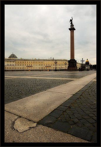 Простая питерская зарисовка про геометрику Дворцовой, хмурую погоду и отпечаток времени на гранитной плите