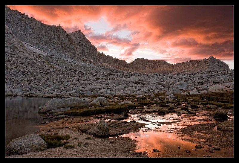 Стена багряного заката фото превью