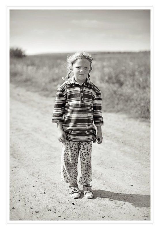 Портрет деревенской девочки на дороге. фото превью