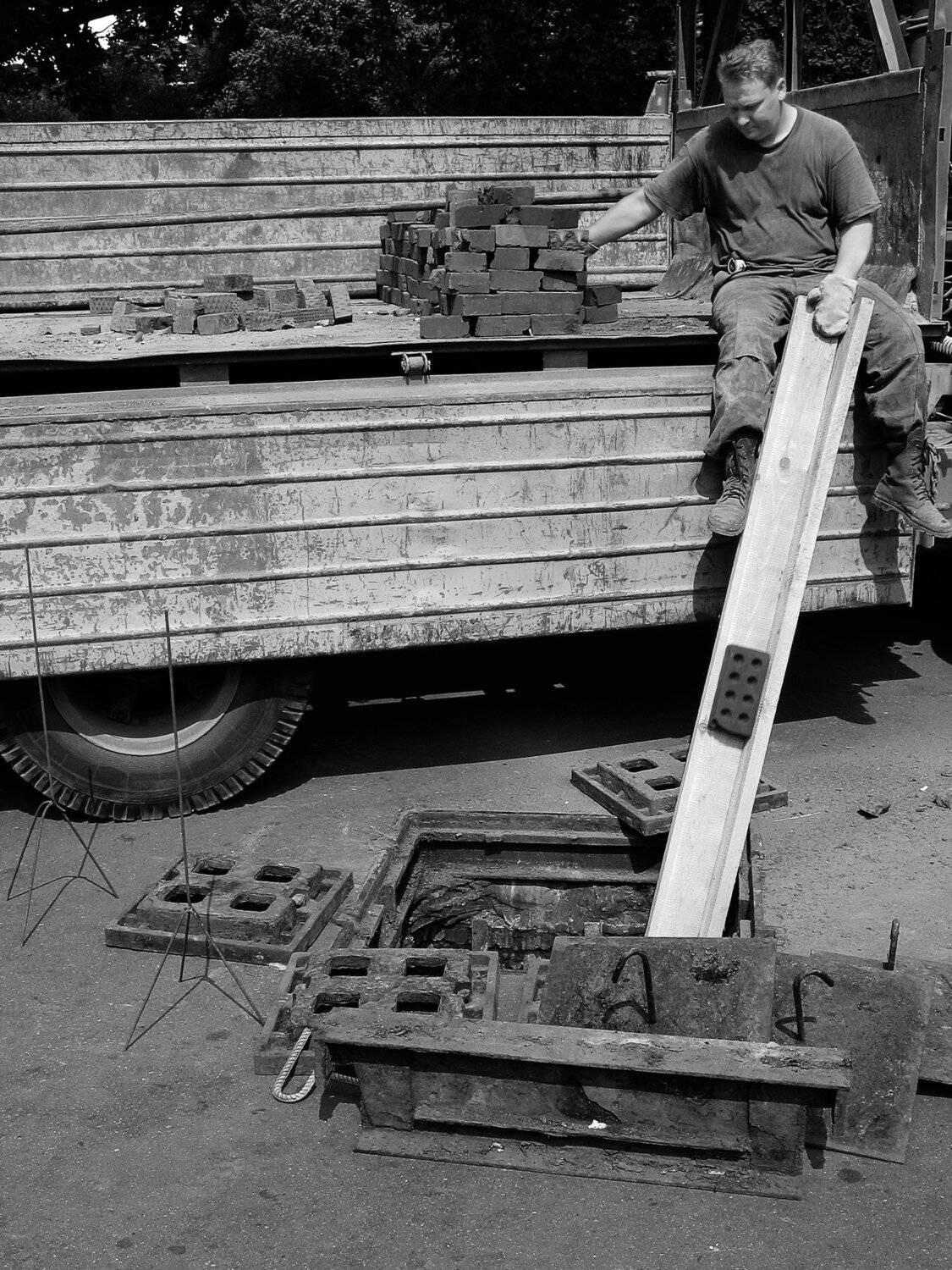 строитель, кирпичи, подземелье, грузовик, доски, желоб, логистика, рационализаторство, Дмитрий Ткаченко
