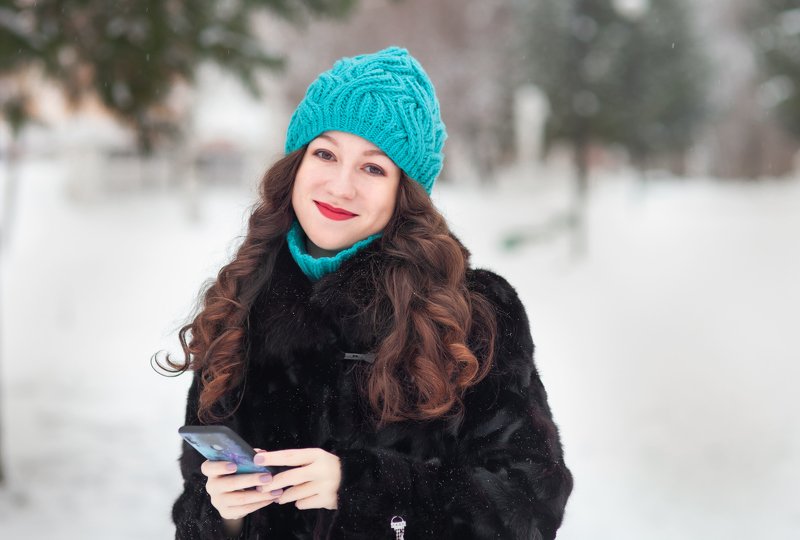 девушка, телефон, зима, радость, эмоция Счастье фото превью
