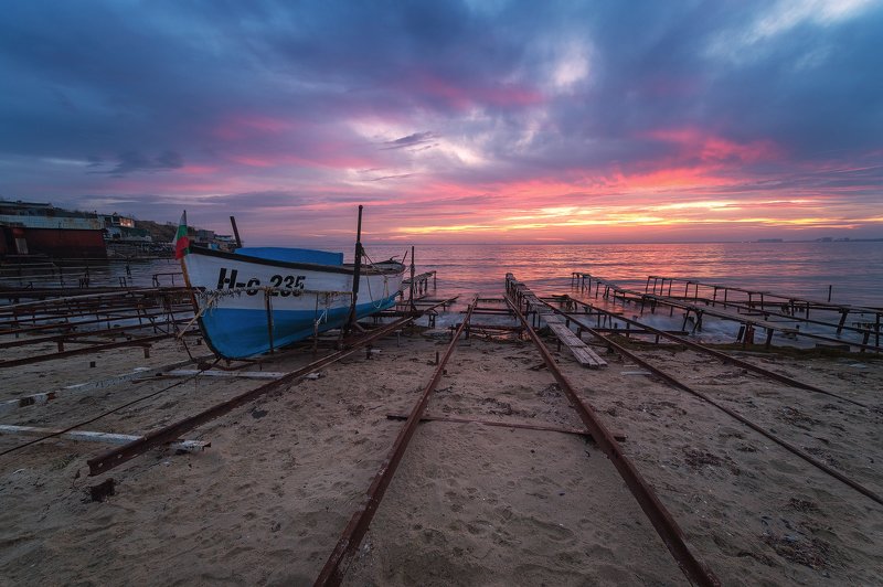 Colors of sunset and the old rusty pier фото превью