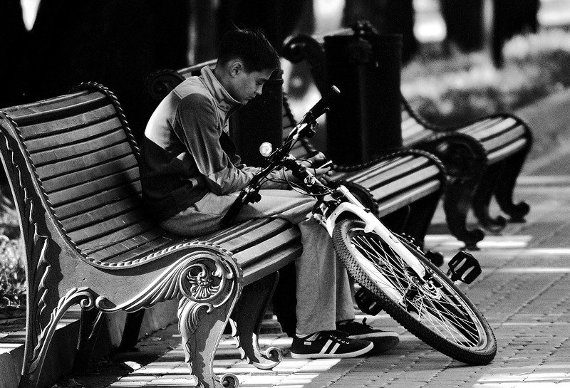 город, улица, человек  скамейка фото превью