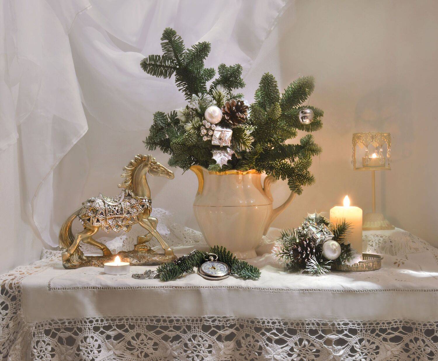 still lif,  натюрморт,  фото натюрморт,статуэтка лошадки,часы,зима, декабрь,ветки голубой ели, новый год, свечи, подсвечник,предвкушение, игрушки, настроение, Колова Валентина