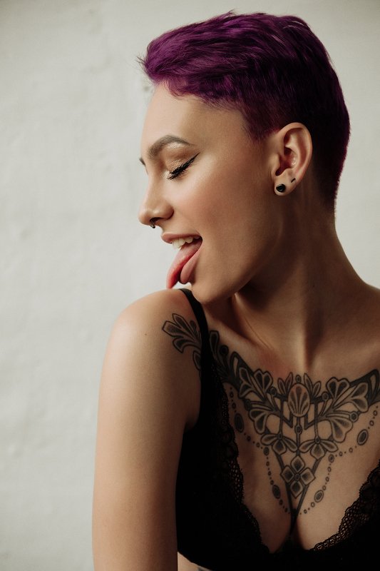 тату, девушка, язык Ммм фото превью