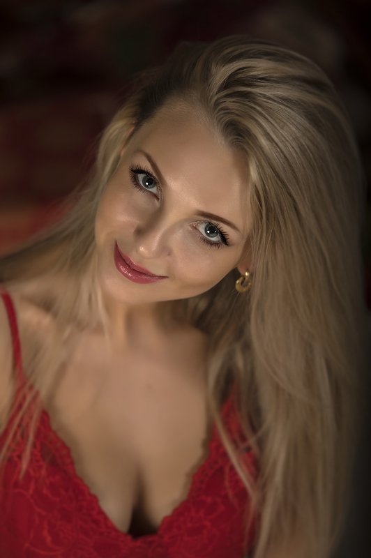 девушка., портрет., студия., блондинка В красном фото превью